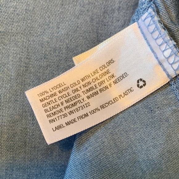 A New Day Blue Size M Chambray Style Sleeveless Button Down Collared Blouse - Picture 3 of 4